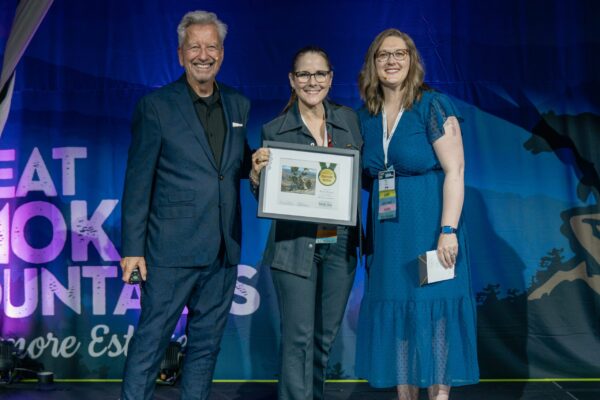 Plein Air Publisher Eric Rhoads and Plein Air Salon MAnager Kari Stober presenting the PleinAir Salon Annual Award of Honorable Mention to Suzie Baker